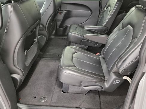 Used 2025 Chrysler Pacifica Select image 20