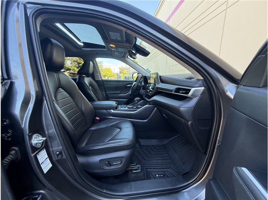 Used 2021 Toyota Highlander XLE AWD/4WD image 13
