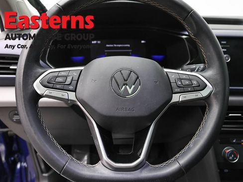 Used 2022 Volkswagen Taos SE w/ Panoramic Sunroof Package FWD image 10