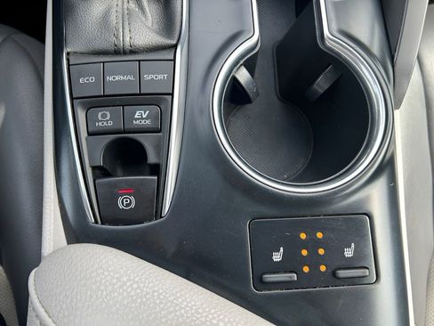 Used 2020 Toyota Camry XLE image 23