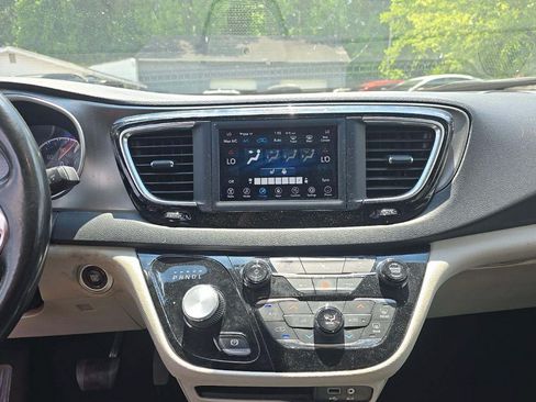 Used 2020 Chrysler Pacifica Touring-L FWD image 5