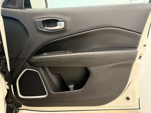 Used 2018 Jeep Compass Latitude FWD image 14