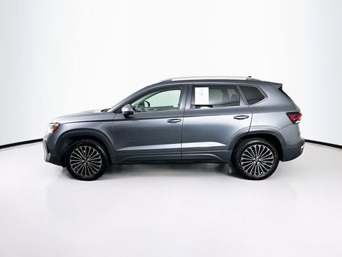 Used 2025 Volkswagen Taos SE FWD image 4