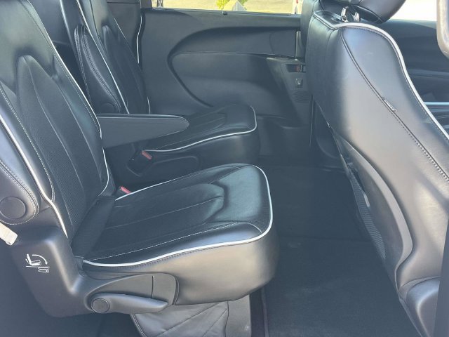 Used 2025 Chrysler Pacifica Limited FWD image 28