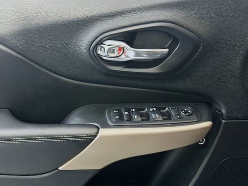 Used 2018 Jeep Cherokee Limited FWD image 13