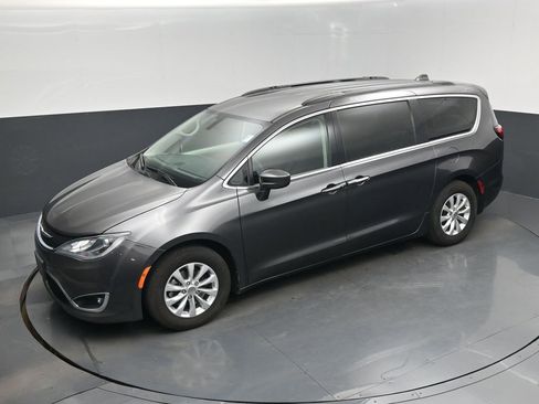 Used 2018 Chrysler Pacifica Touring Plus image 35