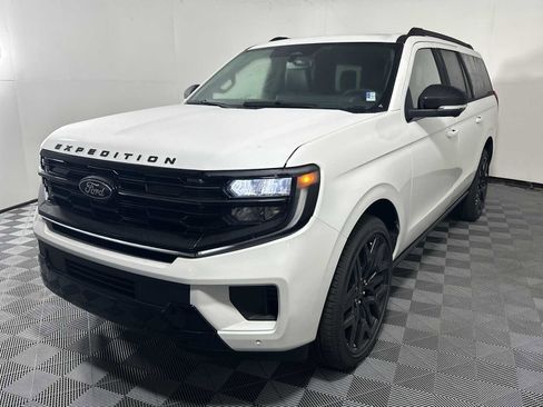 Used 2026 Ford Expedition Max Platinum w/ Stealth Performance Package image 3