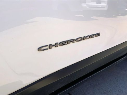 Used 2022 Jeep Cherokee Trailhawk w/ Sun, Sound & Nav Group AWD/4WD image 8