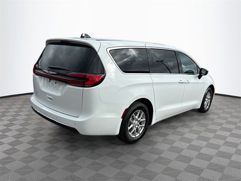 New 2026 Chrysler Pacifica Select image 5