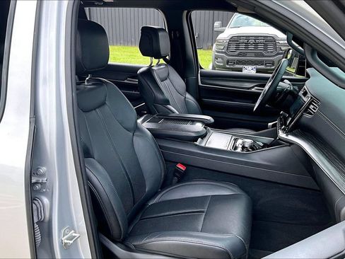 Used 2024 Jeep Wagoneer Series II w/ Flexible Seating Group RWD image 7