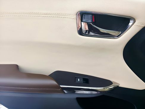 Used 2013 Toyota Avalon XLE image 18