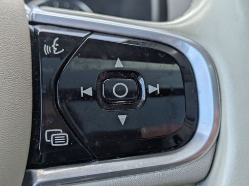 Used 2017 Volvo XC90 T6 Momentum image 14