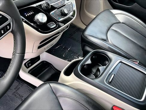 Used 2023 Chrysler Pacifica Touring-L FWD image 15