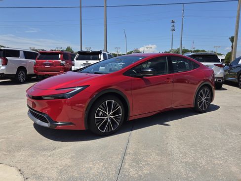 Used 2024 Toyota Prius XLE FWD image 3