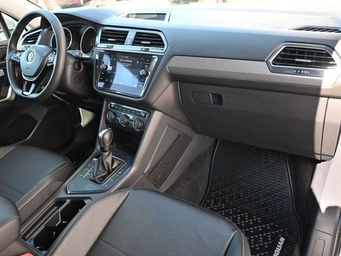 Used 2020 Volkswagen Tiguan SE w/ Panoramic Sunroof Package image 9