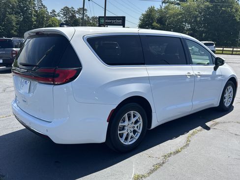 Used 2023 Chrysler Pacifica Touring-L FWD image 5