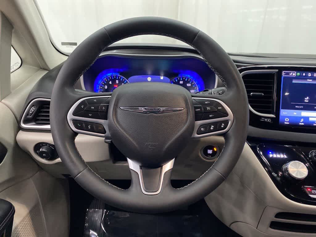 Used 2024 Chrysler Pacifica Touring-L FWD image 19