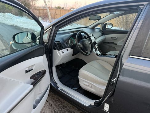Used 2010 Toyota Venza 4dr Wgn I4 AWD (Natl) image 13