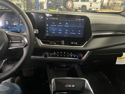New 2026 Chevrolet Equinox LT w/ Convenience Package II AWD/4WD image 17