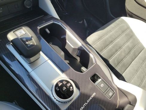 New 2025 Mitsubishi Outlander SE image 33