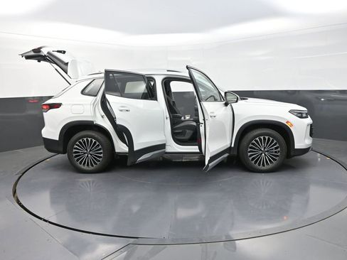 Used 2025 Volkswagen Tiguan S image 38