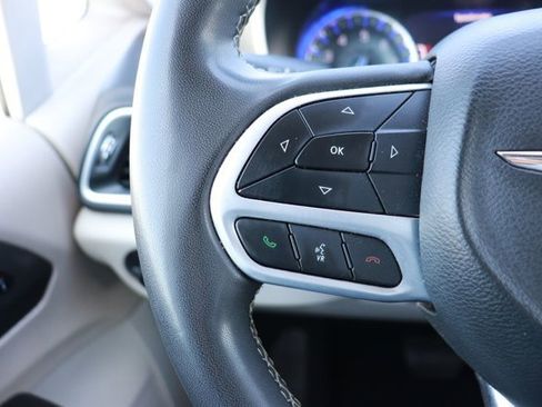 Used 2022 Chrysler Pacifica Touring-L image 19