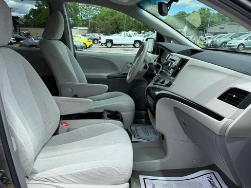 Used 2011 Toyota Sienna LE FWD image 15