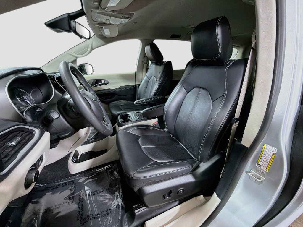 Used 2024 Chrysler Pacifica Touring-L FWD image 22