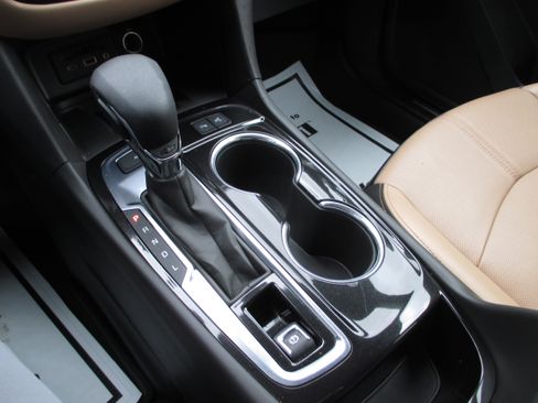 Used 2023 Chevrolet Equinox Premier image 20