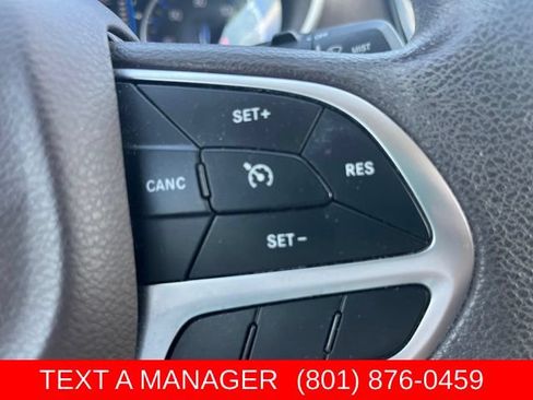 Used 2017 Chrysler Pacifica Touring FWD image 23