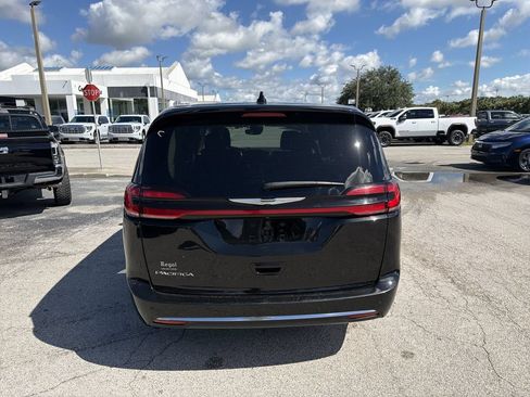 Used 2024 Chrysler Pacifica Touring-L FWD image 4