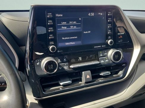 Used 2022 Toyota Highlander XLE FWD image 21