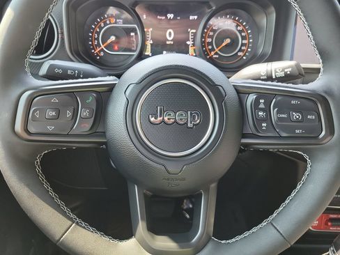 Used 2025 Jeep Gladiator Rubicon w/ Convenience Group AWD/4WD image 12
