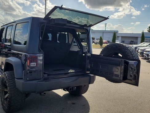 Used 2017 Jeep Wrangler Unlimited Rubicon image 7