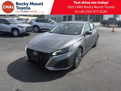 Used 2025 Nissan Altima 2.5 SV FWD image 3