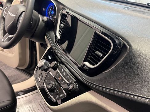 Used 2023 Chrysler Pacifica Touring-L FWD image 19