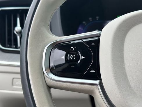 Used 2023 Volvo XC60 B5 Plus image 31