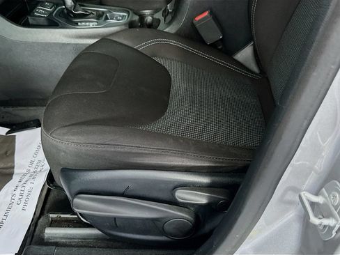 Used 2019 Jeep Cherokee Latitude w/ Popular Appearance Group FWD image 19