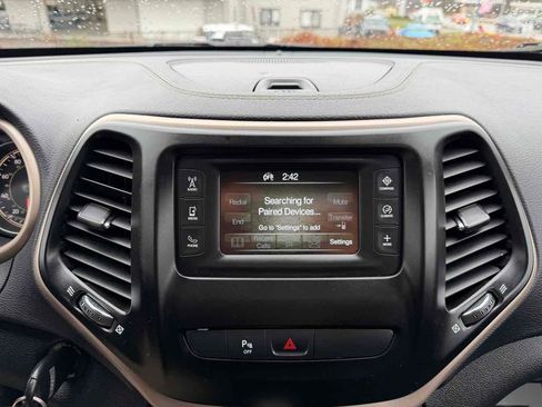 Used 2018 Jeep Cherokee Latitude w/ Safety Group image 26