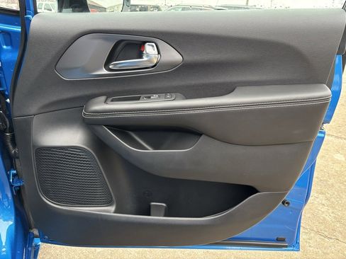 New 2026 Chrysler Pacifica Select image 30