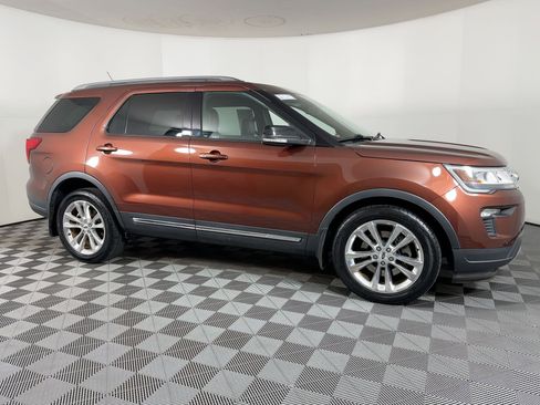 Used 2018 Ford Explorer XLT w/ Equipment Group 202A image 6