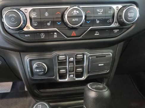 Used 2023 Jeep Wrangler Unlimited Sahara w/ Cold Weather Group AWD/4WD image 23