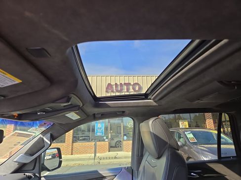 Used 2018 Cadillac Escalade Platinum image 27