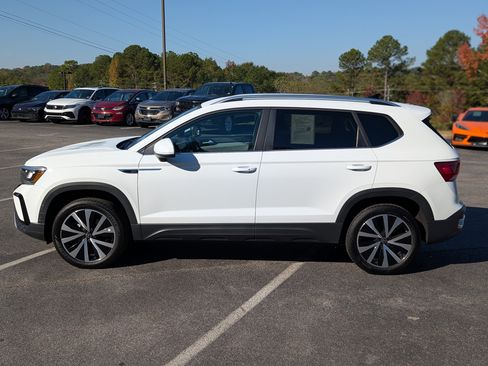 Used 2024 Volkswagen Taos SE image 6