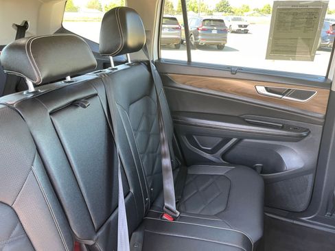 Used 2025 Volkswagen Atlas SE FWD image 40