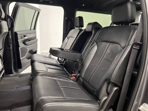 Used 2024 Jeep Wagoneer L Series II RWD image 13