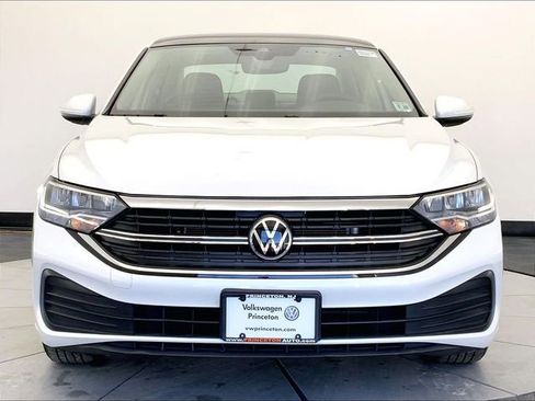 Used 2023 Volkswagen Jetta SE w/ Panoramic Sunroof Package image 3