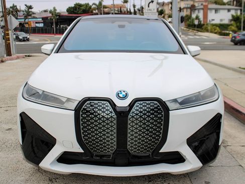 Used 2024 BMW iX xDrive50 w/ Premium Package AWD/4WD image 9