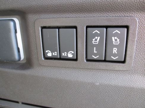 Used 2023 Chevrolet Tahoe Z71 w/ Luxury Package image 11