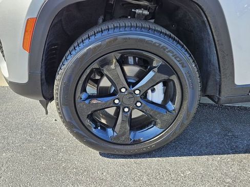 Used 2025 Jeep Grand Cherokee Limited w/ Black Appearance Package image 9